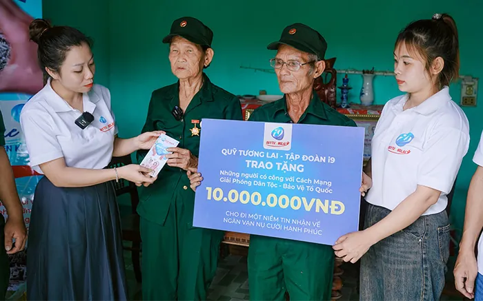 Hình ảnh nhân viên hỗ trợ khách hàng thân thiện của Moto88, sẵn sàng giải đáp thắc mắc về cá cược trực tuyến tại Việt Nam.